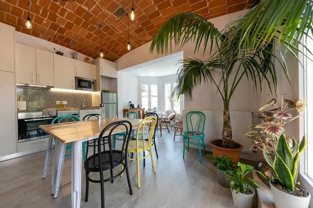 Newly Renovated Room W Pool & Bikeparking Girona Guest house