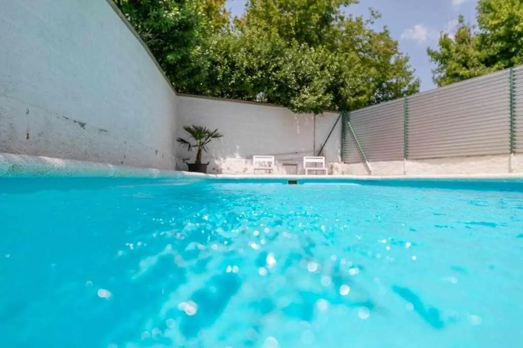 Newly Renovated Room W Pool & Bikeparking Χιρόνα Πανσιόν